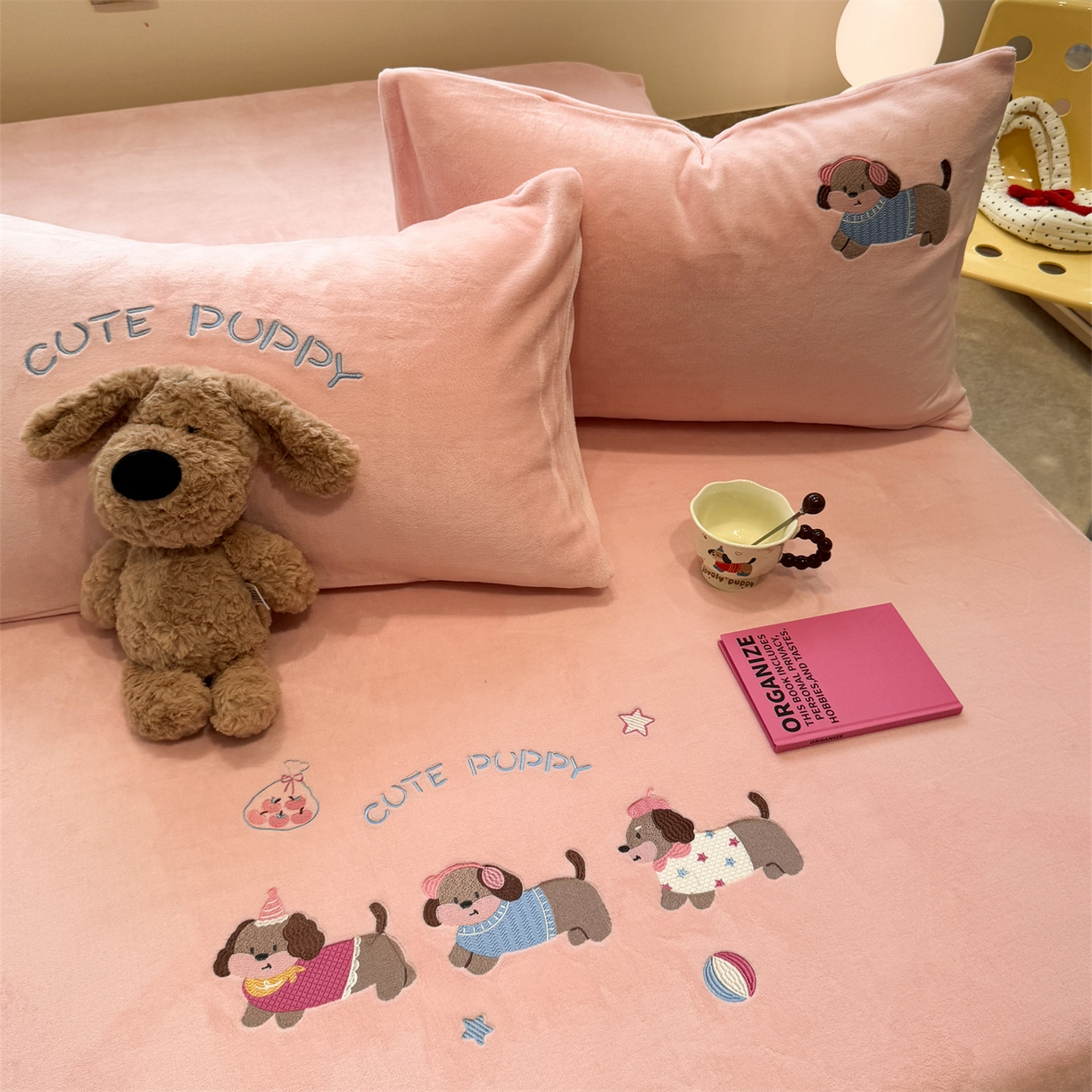 857家居 2025新款卡通牛奶绒刺绣床笠 蜜桃狗
