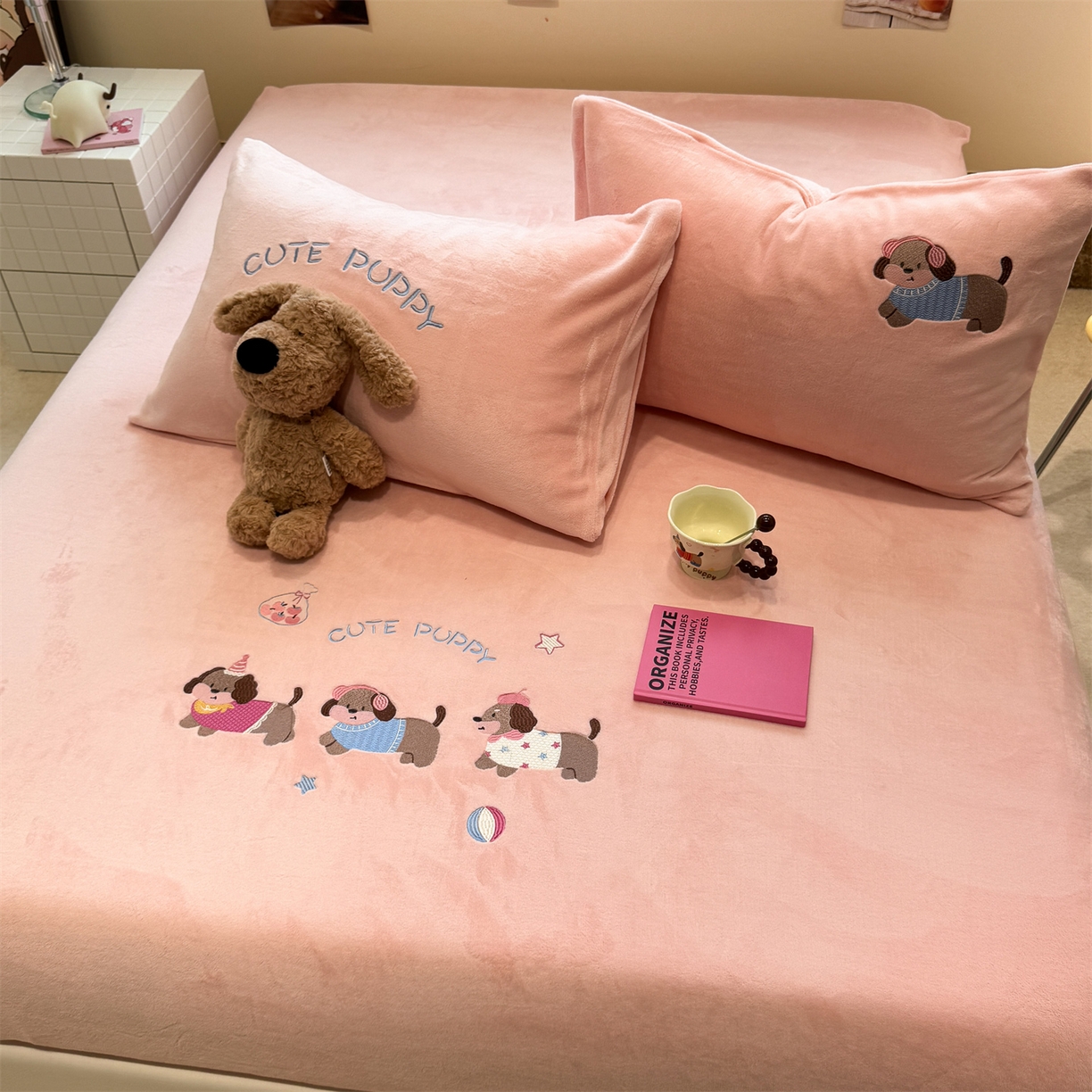 91家纺网 家纺一手货源 找家纺 857家居 2025新款卡通牛奶绒刺绣床笠 蜜桃狗