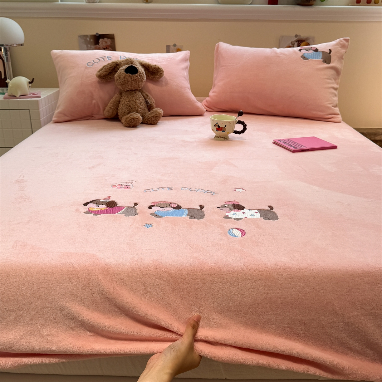 91家纺网 家纺一手货源 找家纺 857家居 2025新款卡通牛奶绒刺绣床笠 蜜桃狗