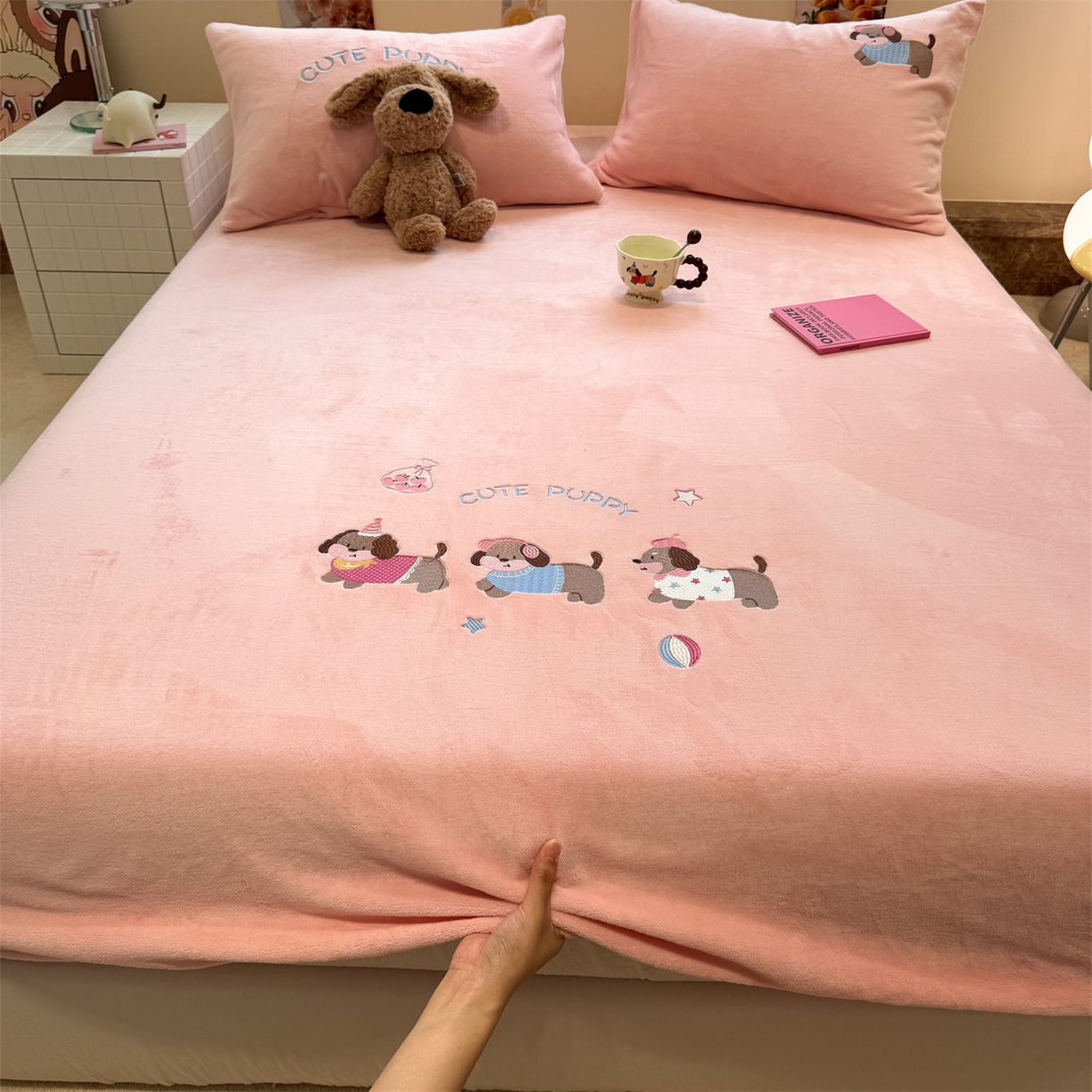 91家纺网 家纺一手货源 找家纺 857家居 2025新款卡通牛奶绒刺绣床笠 蜜桃狗