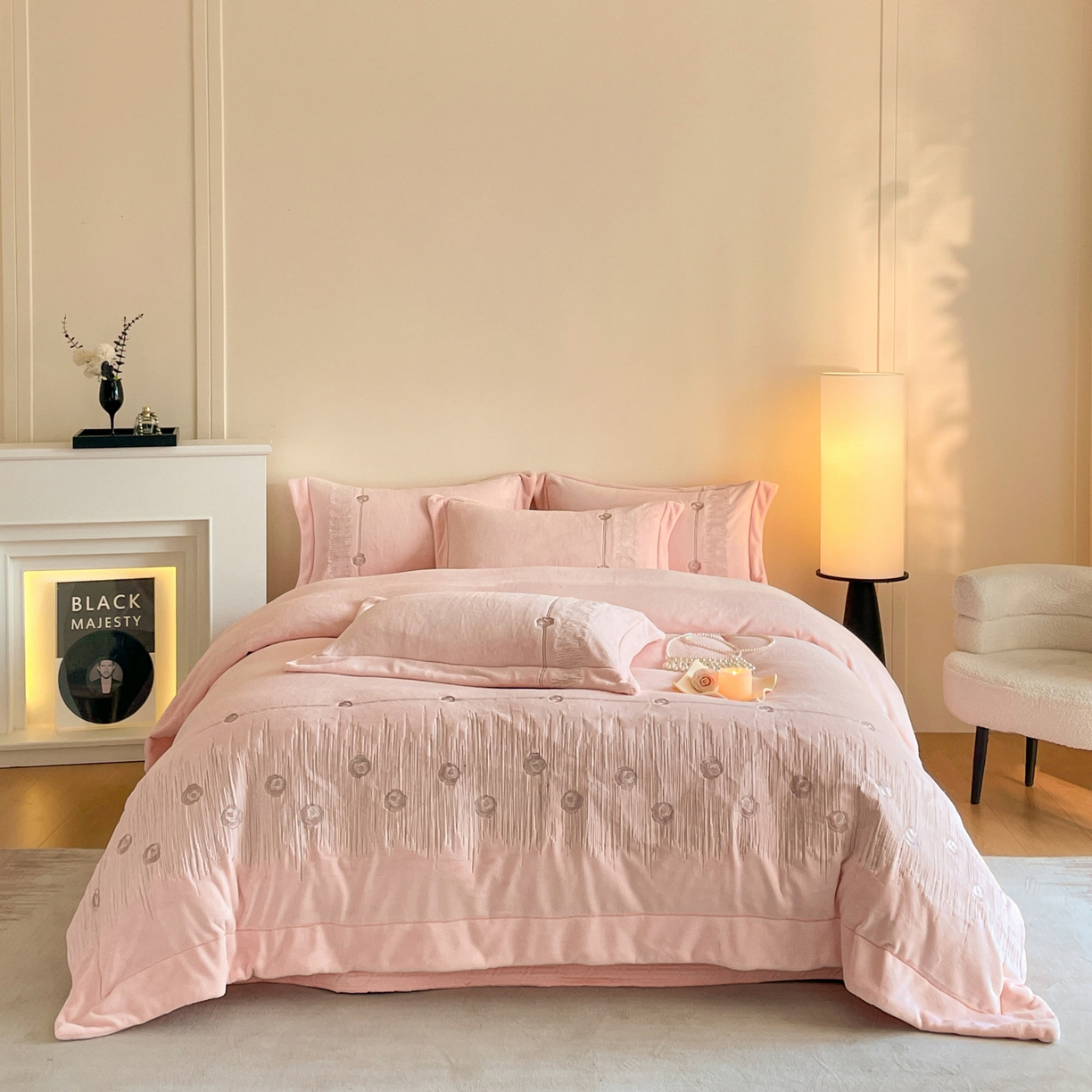 91家纺网 家纺一手货源 找家纺 （总）控价 2025新款 床盖款240克全消光A类刺绣牛奶绒四件套-玫瑰情缘