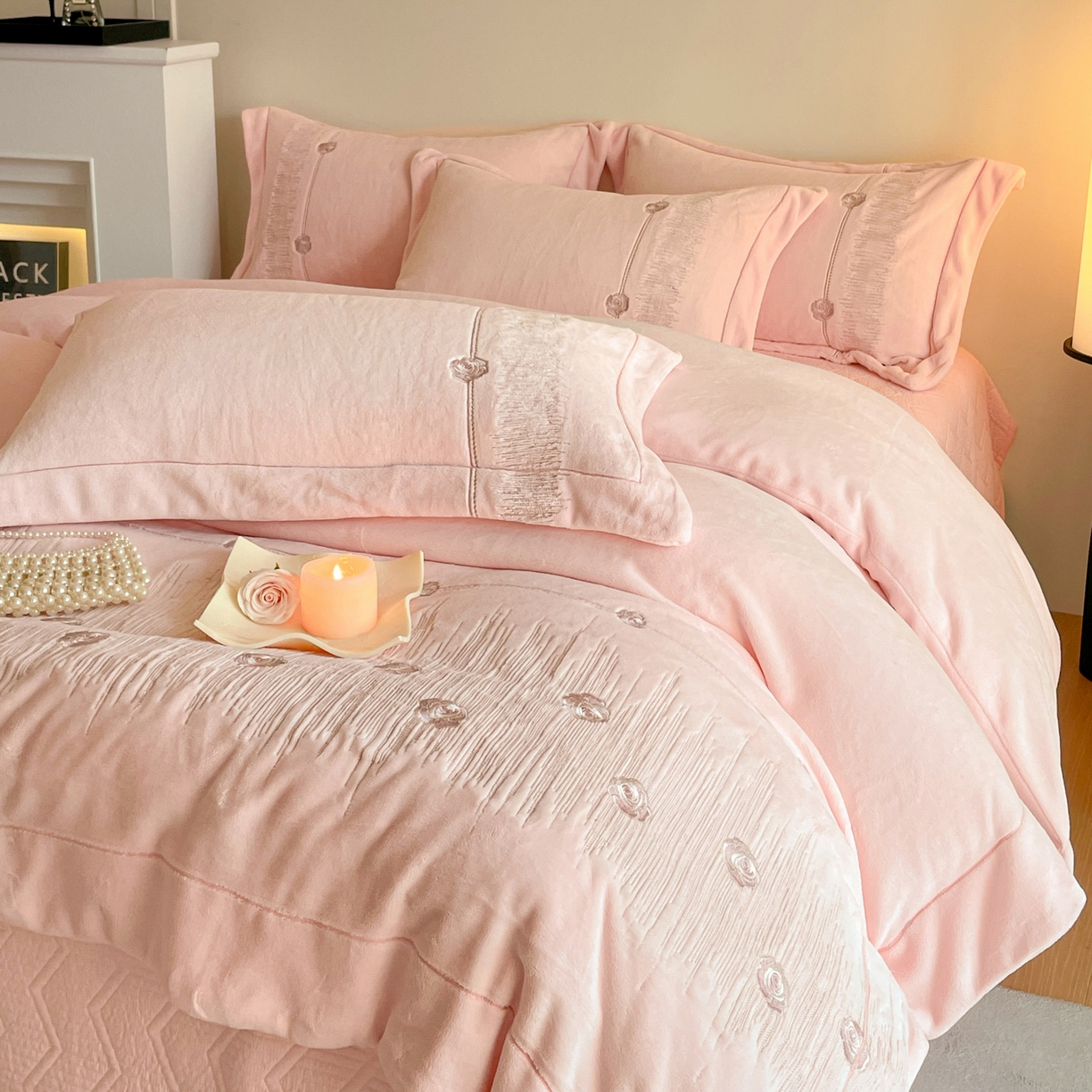 91家纺网 家纺一手货源 找家纺 新方向 2025新款全消光A类刺绣牛奶绒四件套-玫瑰情缘 玫瑰情缘-蔷薇粉