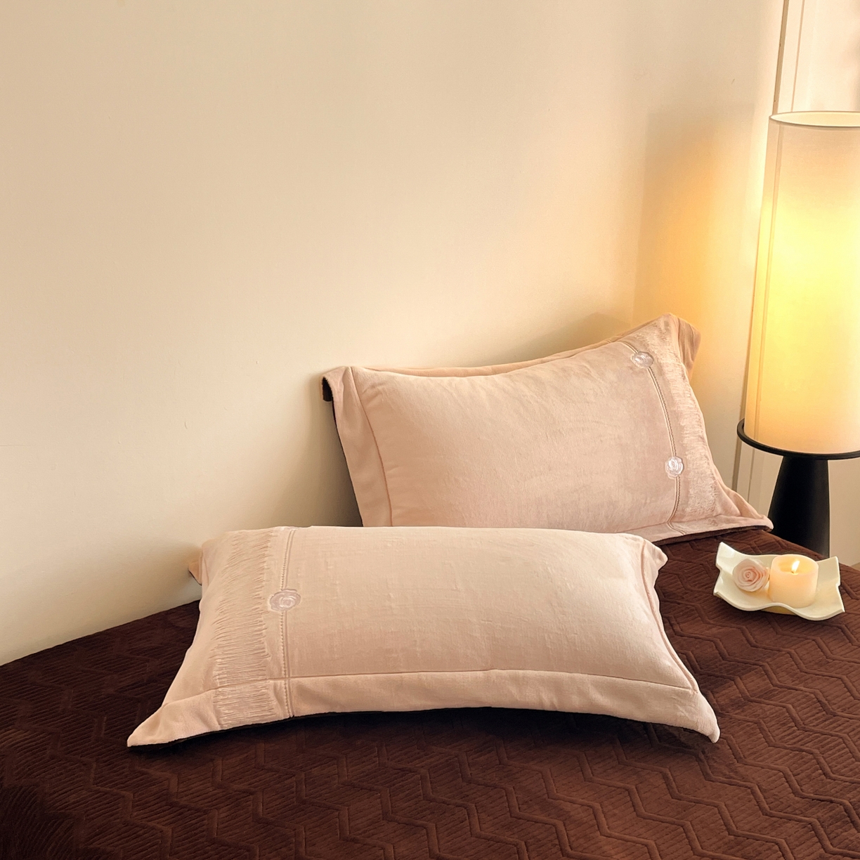 91家纺网 家纺一手货源 找家纺 新方向 2025新款全消光A类刺绣牛奶绒四件套-玫瑰情缘 玫瑰情缘-香槟咖