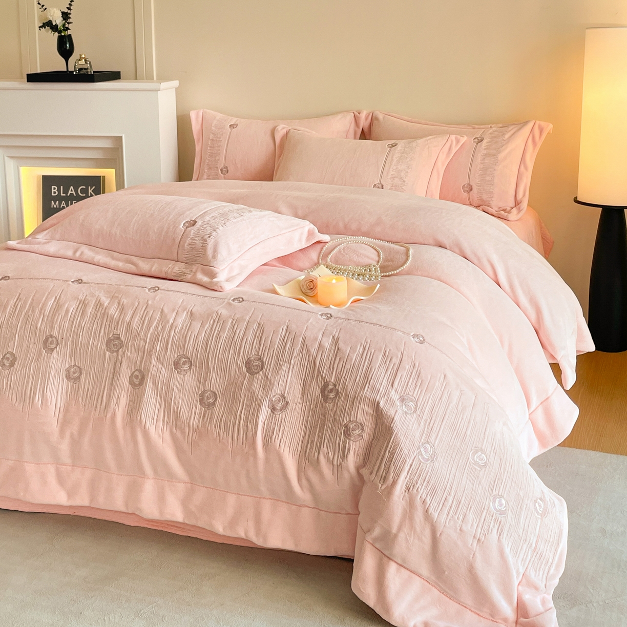 91家纺网 家纺一手货源 找家纺 新方向 2025新款全消光A类刺绣牛奶绒四件套-玫瑰情缘 玫瑰情缘-蔷薇粉