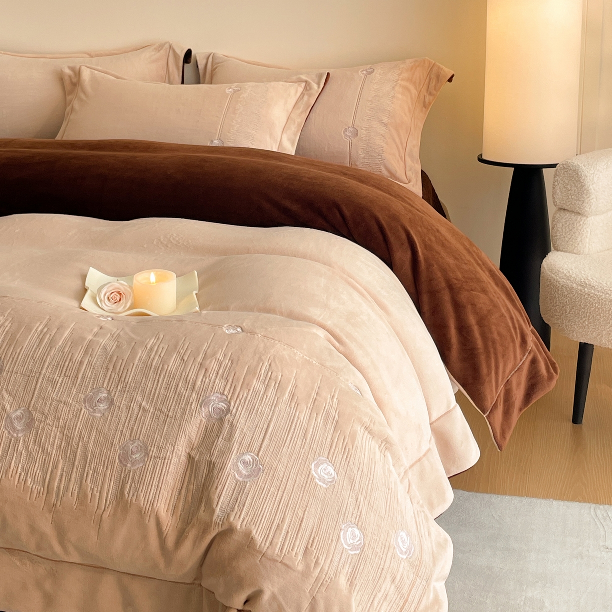 91家纺网 家纺一手货源 找家纺 新方向 2025新款全消光A类刺绣牛奶绒四件套-玫瑰情缘 玫瑰情缘-香槟咖