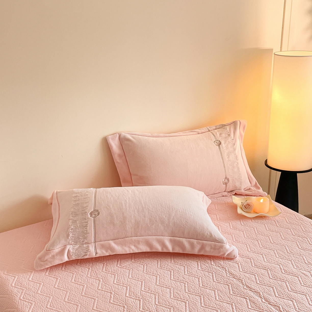 91家纺网 家纺一手货源 找家纺 新方向 2025新款全消光A类刺绣牛奶绒四件套-玫瑰情缘 玫瑰情缘-蔷薇粉