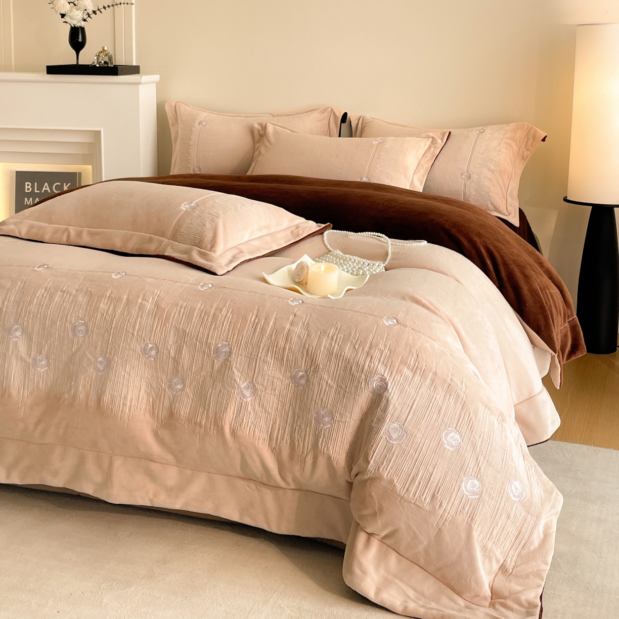 91家纺网 家纺一手货源 找家纺 新方向 2025新款全消光A类刺绣牛奶绒四件套-玫瑰情缘 玫瑰情缘-香槟咖