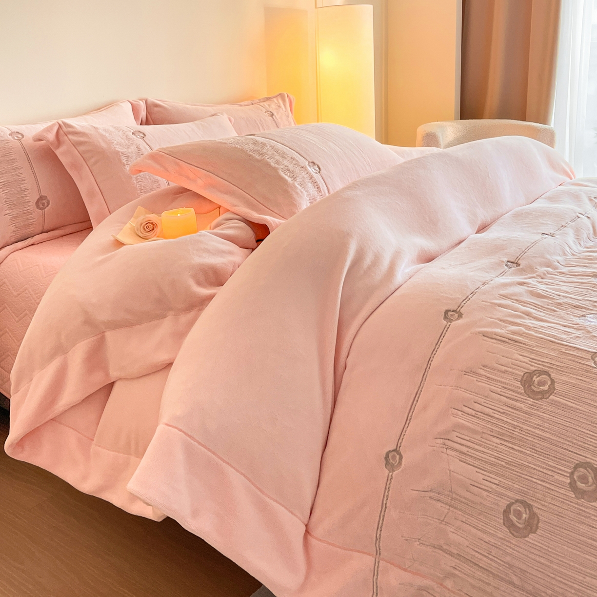 91家纺网 家纺一手货源 找家纺 新方向 2025新款全消光A类刺绣牛奶绒四件套-玫瑰情缘 玫瑰情缘-蔷薇粉