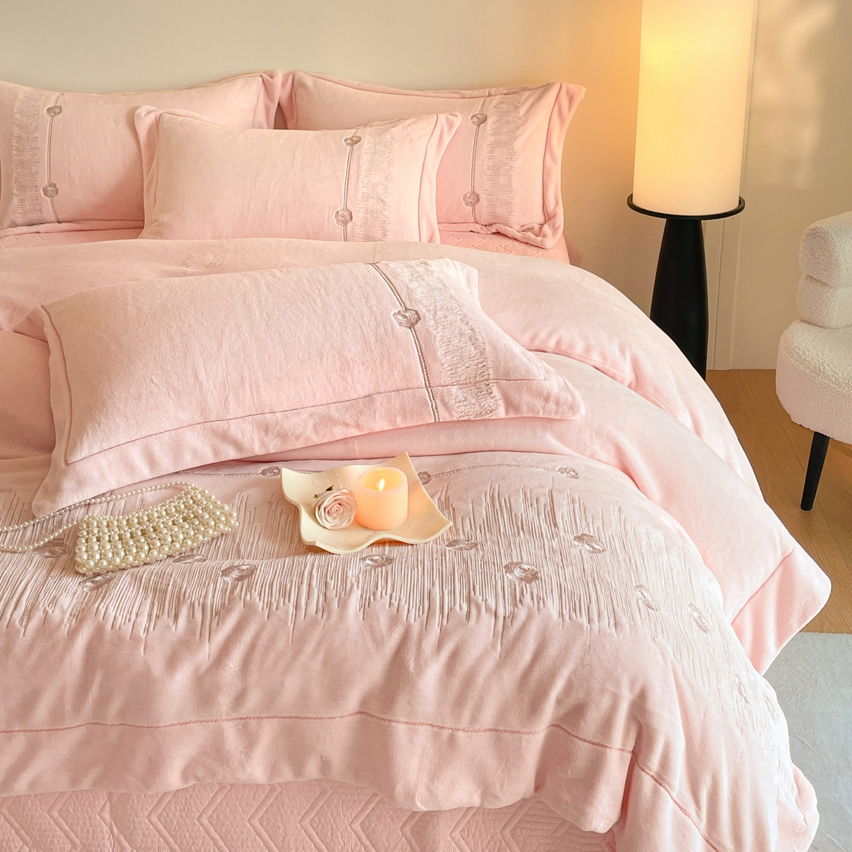 91家纺网 家纺一手货源 找家纺 新方向 2025新款全消光A类刺绣牛奶绒四件套-玫瑰情缘 玫瑰情缘-蔷薇粉