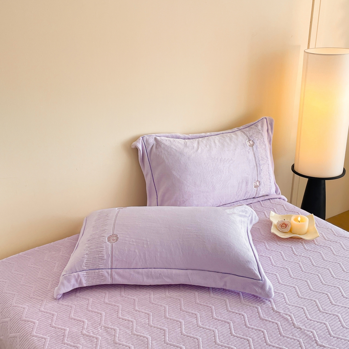 91家纺网 家纺一手货源 找家纺 新方向 2025新款全消光A类刺绣牛奶绒四件套-玫瑰情缘 玫瑰情缘-魅紫