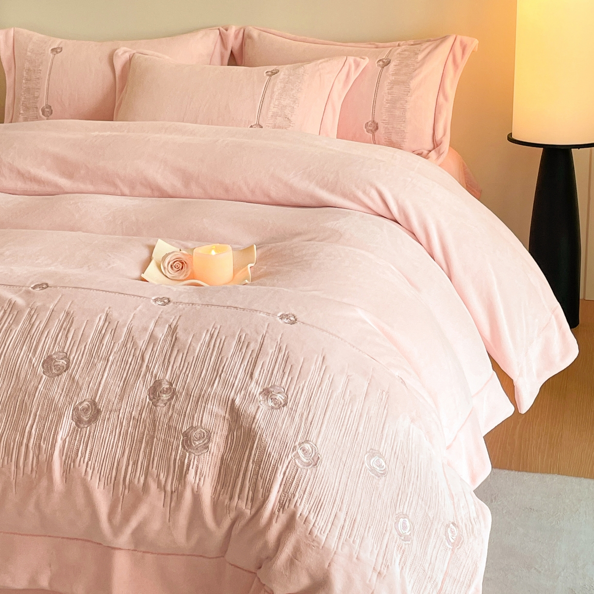 91家纺网 家纺一手货源 找家纺 新方向 2025新款全消光A类刺绣牛奶绒四件套-玫瑰情缘 玫瑰情缘-蔷薇粉