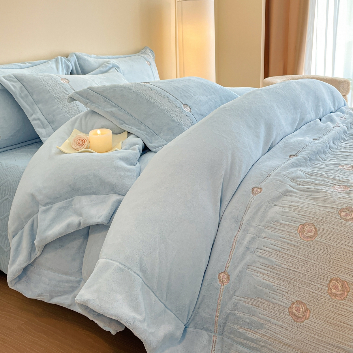 91家纺网 家纺一手货源 找家纺 新方向 2025新款全消光A类刺绣牛奶绒四件套-玫瑰情缘 玫瑰情缘-星月蓝