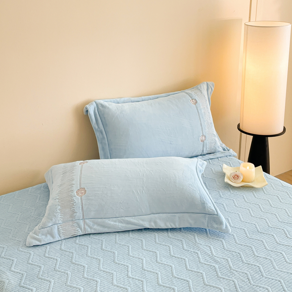 91家纺网 家纺一手货源 找家纺 新方向 2025新款全消光A类刺绣牛奶绒四件套-玫瑰情缘 玫瑰情缘-星月蓝