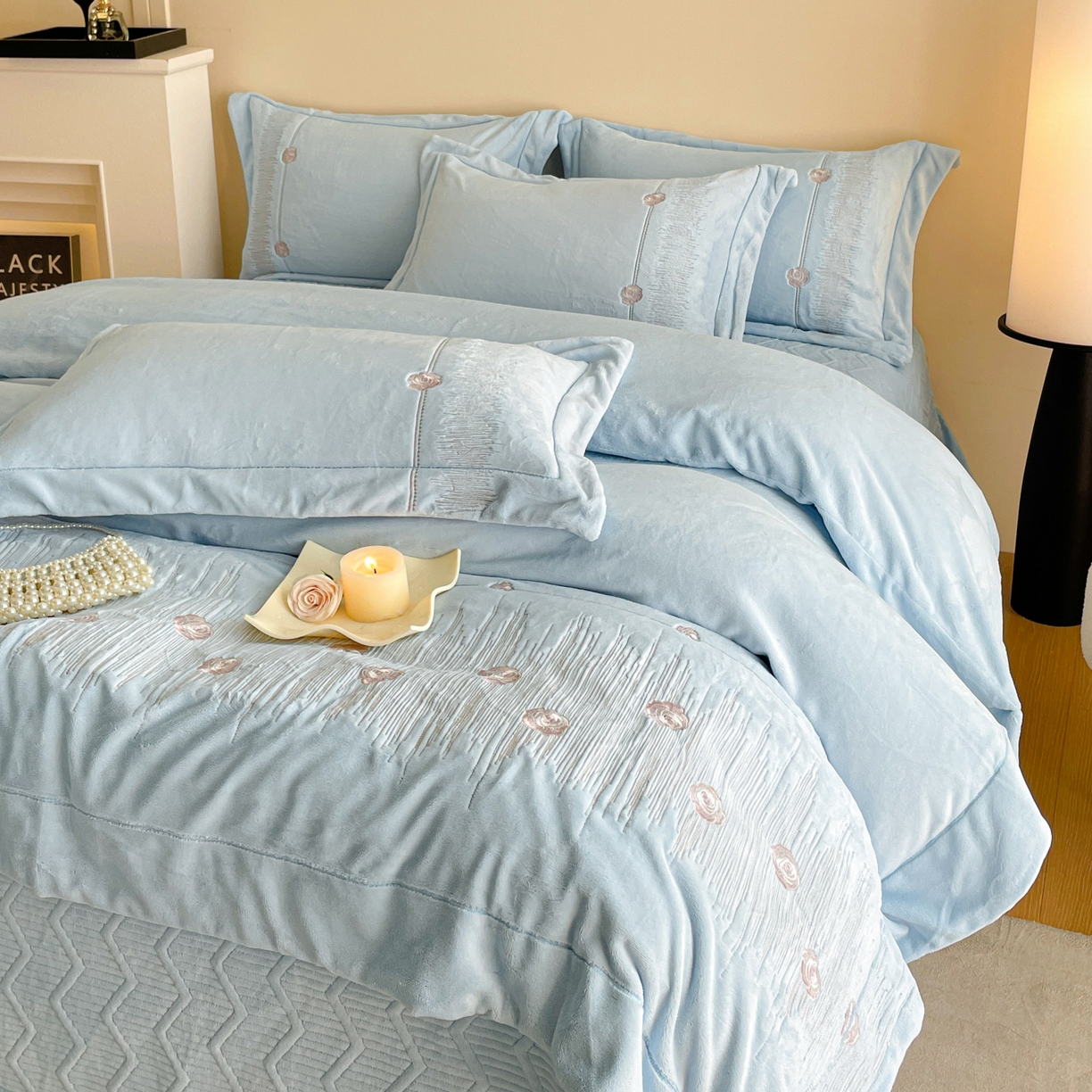 91家纺网 家纺一手货源 找家纺 新方向 2025新款全消光A类刺绣牛奶绒四件套-玫瑰情缘 玫瑰情缘-星月蓝