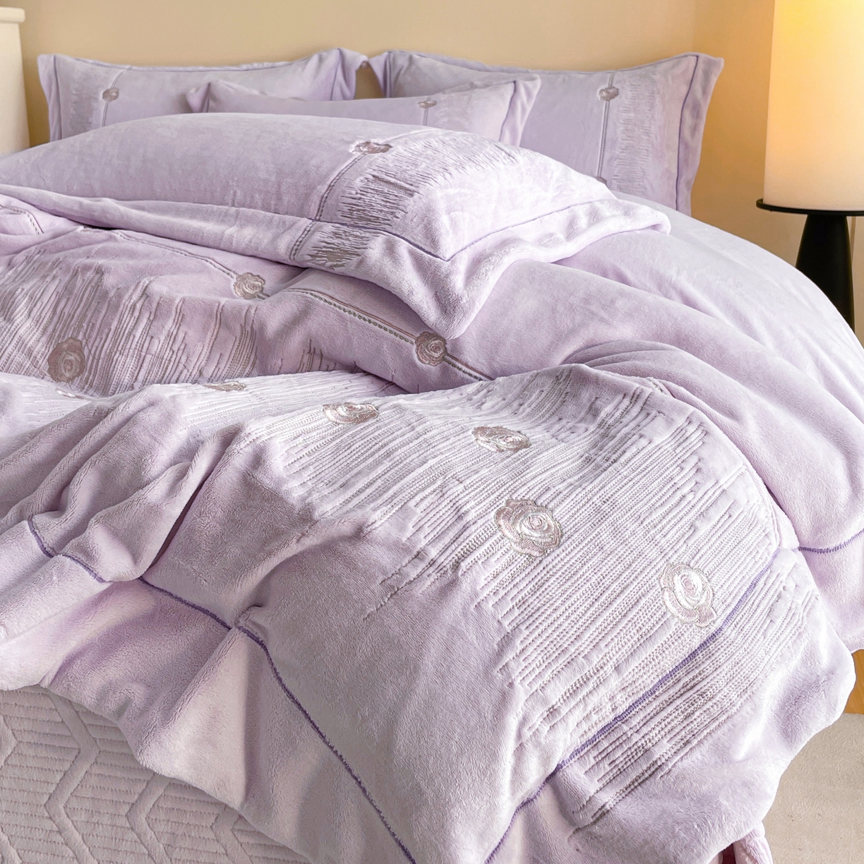 91家纺网 家纺一手货源 找家纺 新方向 2025新款全消光A类刺绣牛奶绒四件套-玫瑰情缘 玫瑰情缘-魅紫