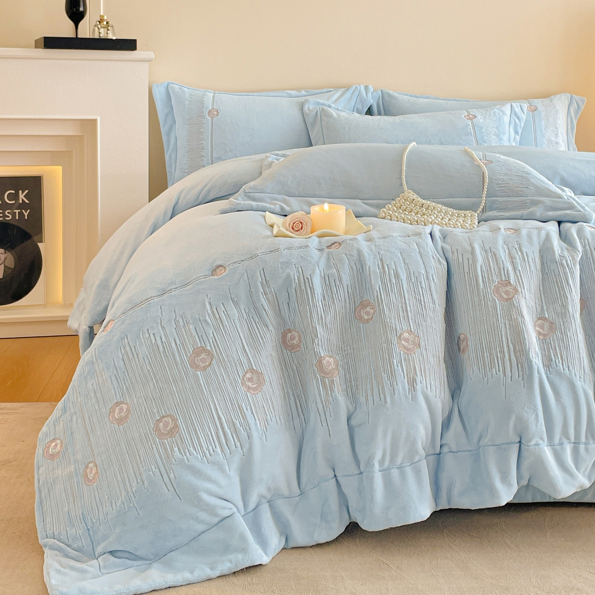 91家纺网 家纺一手货源 找家纺 新方向 2025新款全消光A类刺绣牛奶绒四件套-玫瑰情缘 玫瑰情缘-星月蓝