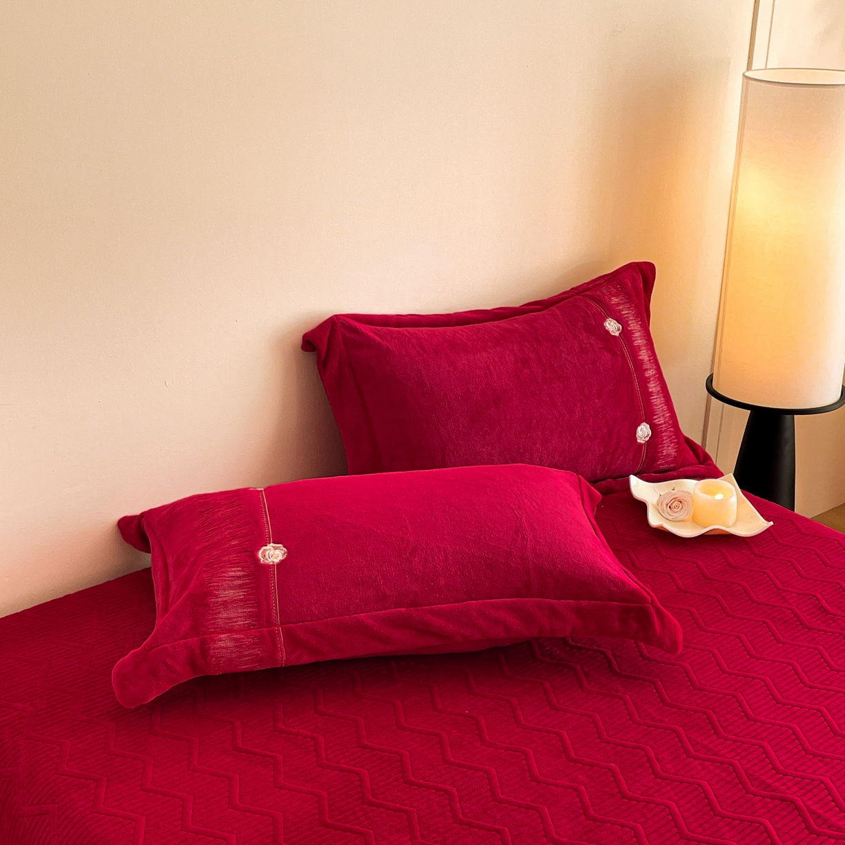 91家纺网 家纺一手货源 找家纺 新方向 2025新款全消光A类刺绣牛奶绒四件套-玫瑰情缘 玫瑰情缘-洋酒红