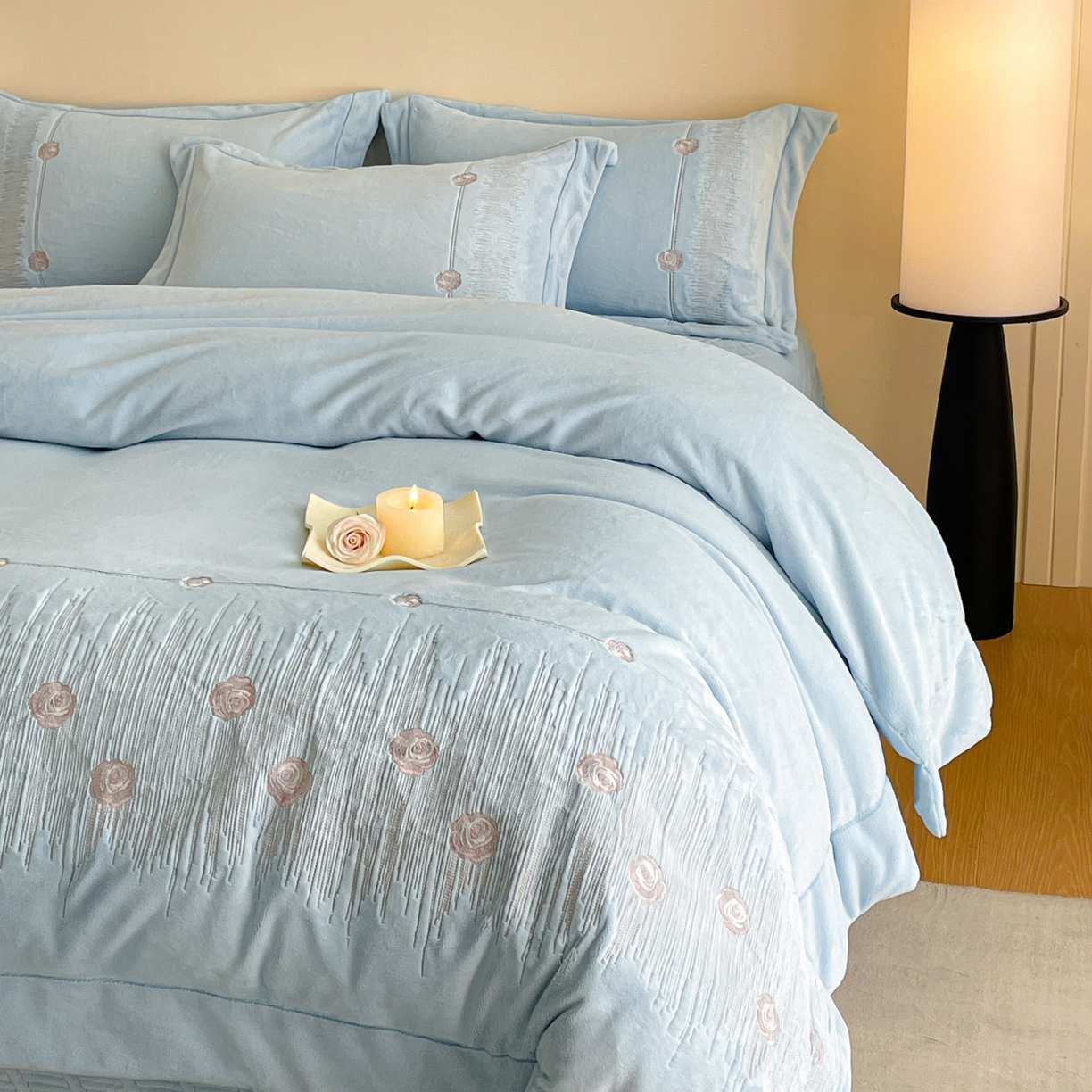 91家纺网 家纺一手货源 找家纺 新方向 2025新款全消光A类刺绣牛奶绒四件套-玫瑰情缘 玫瑰情缘-星月蓝