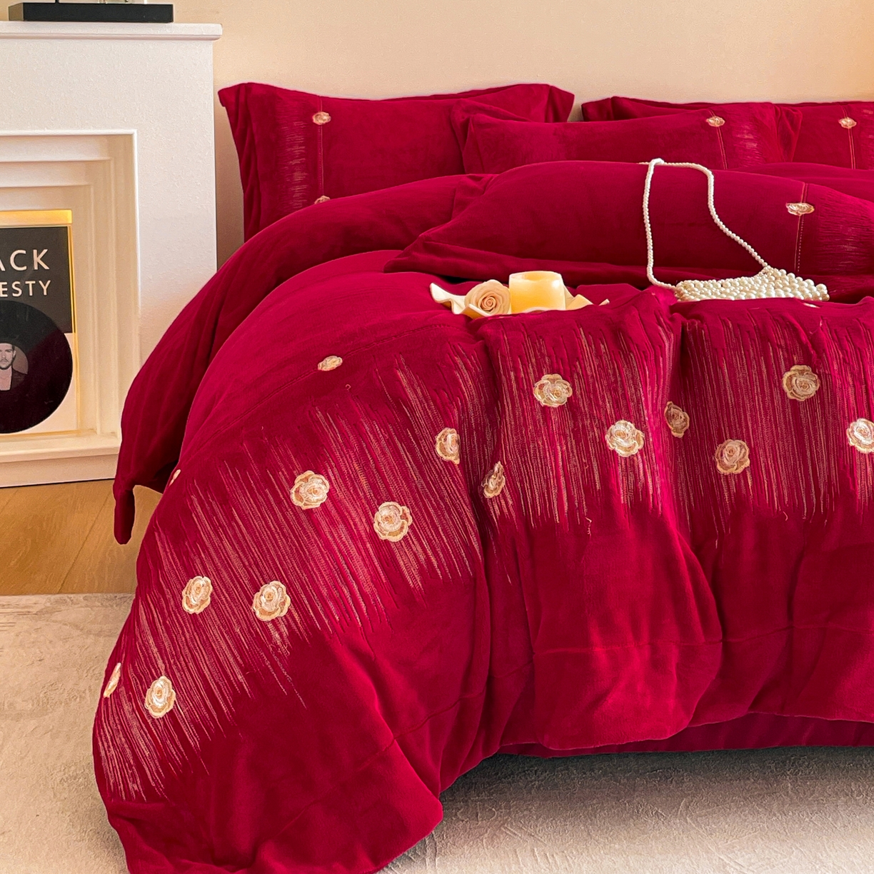 91家纺网 家纺一手货源 找家纺 新方向 2025新款全消光A类刺绣牛奶绒四件套-玫瑰情缘 玫瑰情缘-洋酒红
