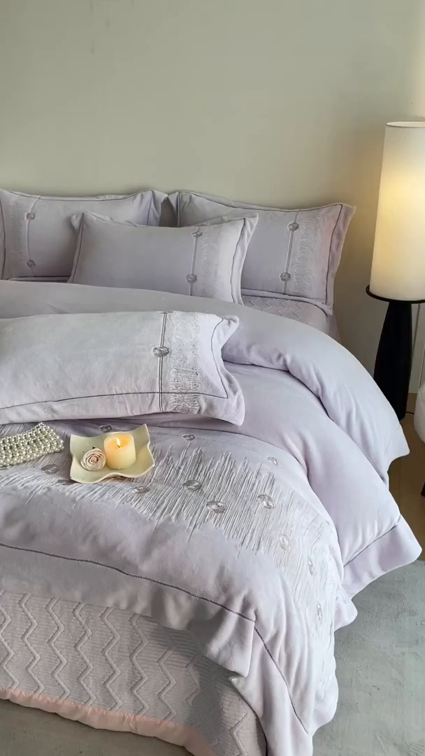 91家纺网 家纺一手货源 找家纺 新方向 2025新款全消光A类刺绣牛奶绒四件套-玫瑰情缘 玫瑰情缘-魅紫