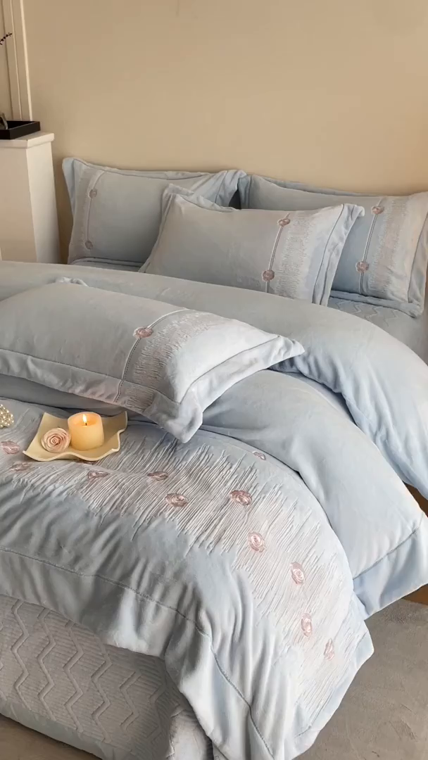 91家纺网 家纺一手货源 找家纺 新方向 2025新款全消光A类刺绣牛奶绒四件套-玫瑰情缘 玫瑰情缘-星月蓝