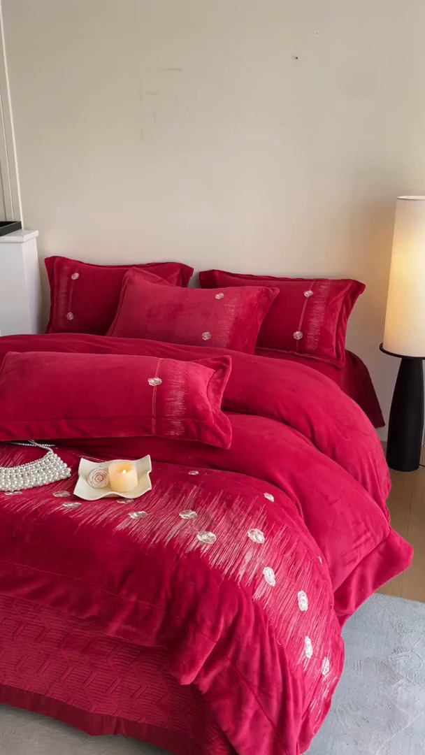 91家纺网 家纺一手货源 找家纺 新方向 2025新款全消光A类刺绣牛奶绒四件套-玫瑰情缘 玫瑰情缘-洋酒红