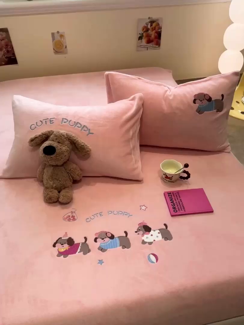 91家纺网 家纺一手货源 找家纺 857家居 2025新款卡通牛奶绒刺绣床笠 蜜桃狗