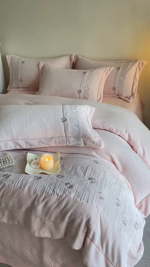 91家纺网 家纺一手货源 找家纺 新方向 2025新款全消光A类刺绣牛奶绒四件套-玫瑰情缘 玫瑰情缘-蔷薇粉