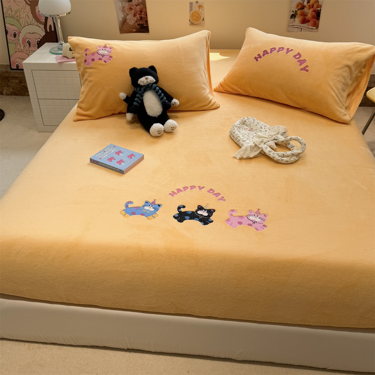 91家纺网 家纺一手货源 找家纺 857家居 2025新款卡通牛奶绒刺绣床笠 奶黄猫