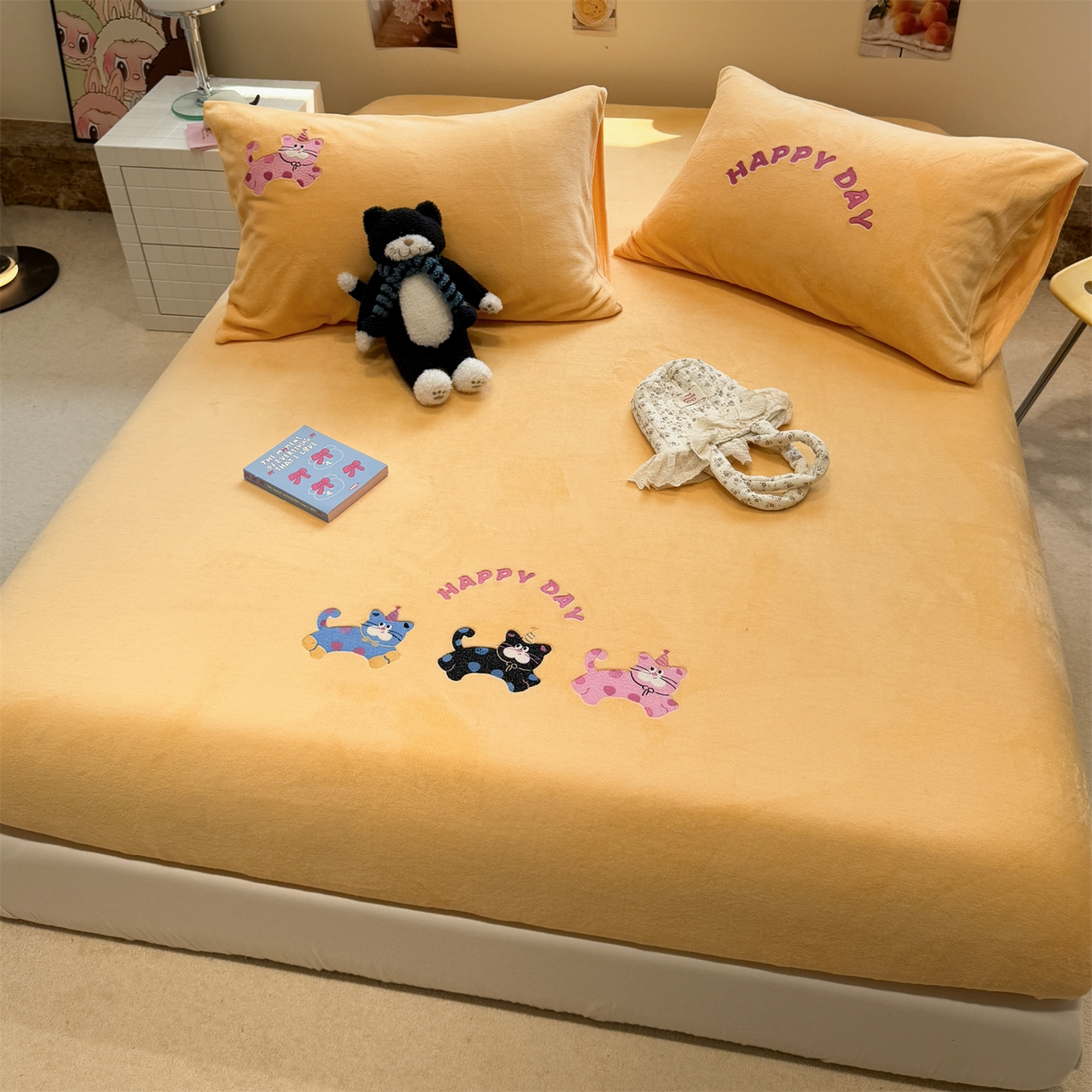 91家纺网 家纺一手货源 找家纺 857家居 2025新款卡通牛奶绒刺绣床笠 奶黄猫