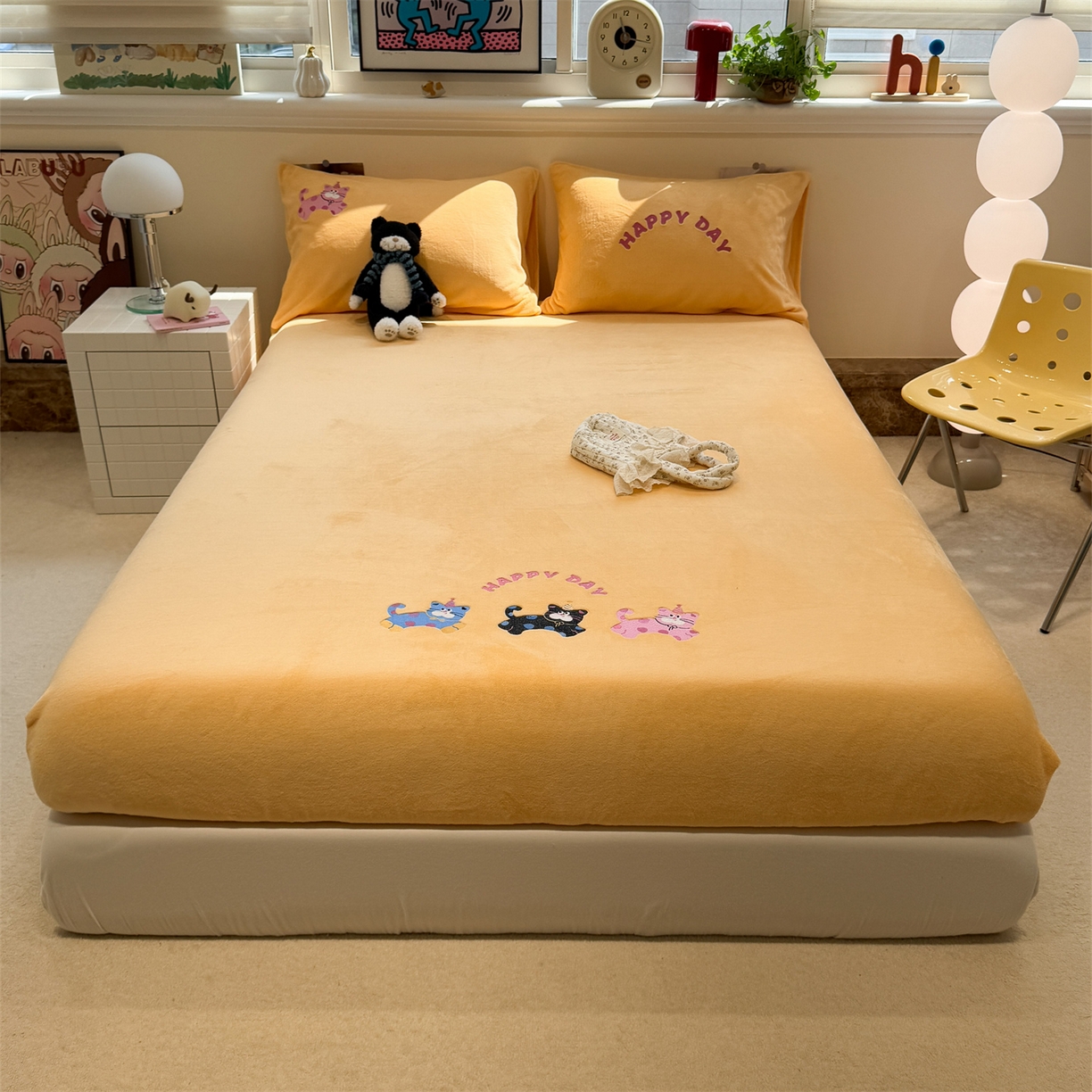 91家纺网 家纺一手货源 找家纺 857家居 2025新款卡通牛奶绒刺绣床笠 奶黄猫