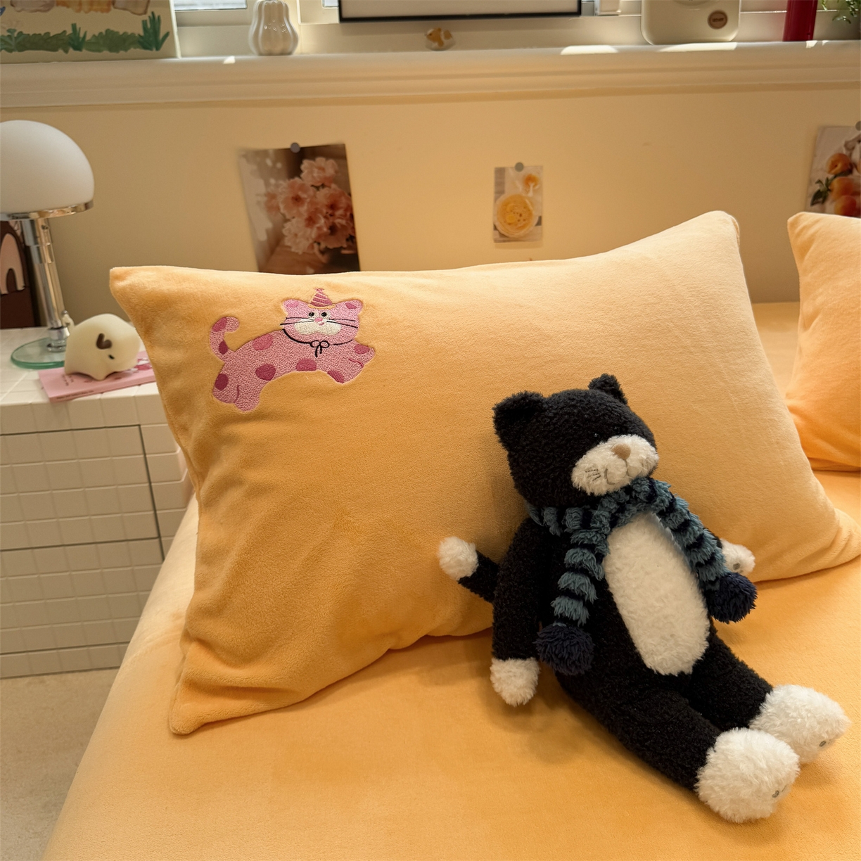 91家纺网 家纺一手货源 找家纺 857家居 2025新款卡通牛奶绒刺绣床笠 奶黄猫