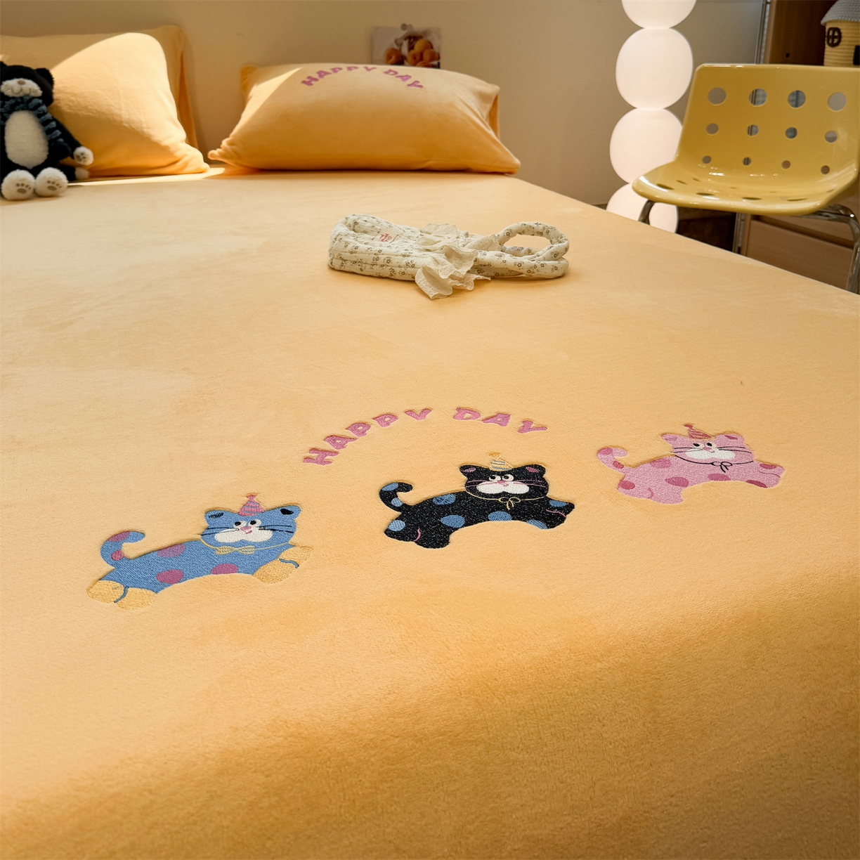 91家纺网 家纺一手货源 找家纺 857家居 2025新款卡通牛奶绒刺绣床笠 奶黄猫