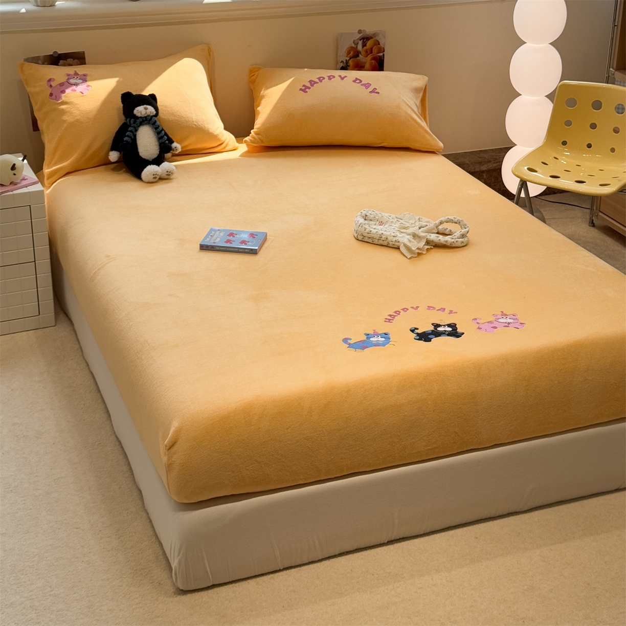 91家纺网 家纺一手货源 找家纺 857家居 2025新款卡通牛奶绒刺绣床笠 奶黄猫