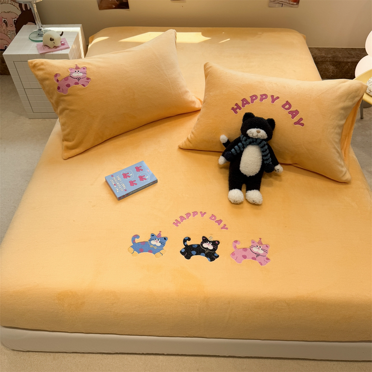 91家纺网 家纺一手货源 找家纺 857家居 2025新款卡通牛奶绒刺绣床笠 奶黄猫