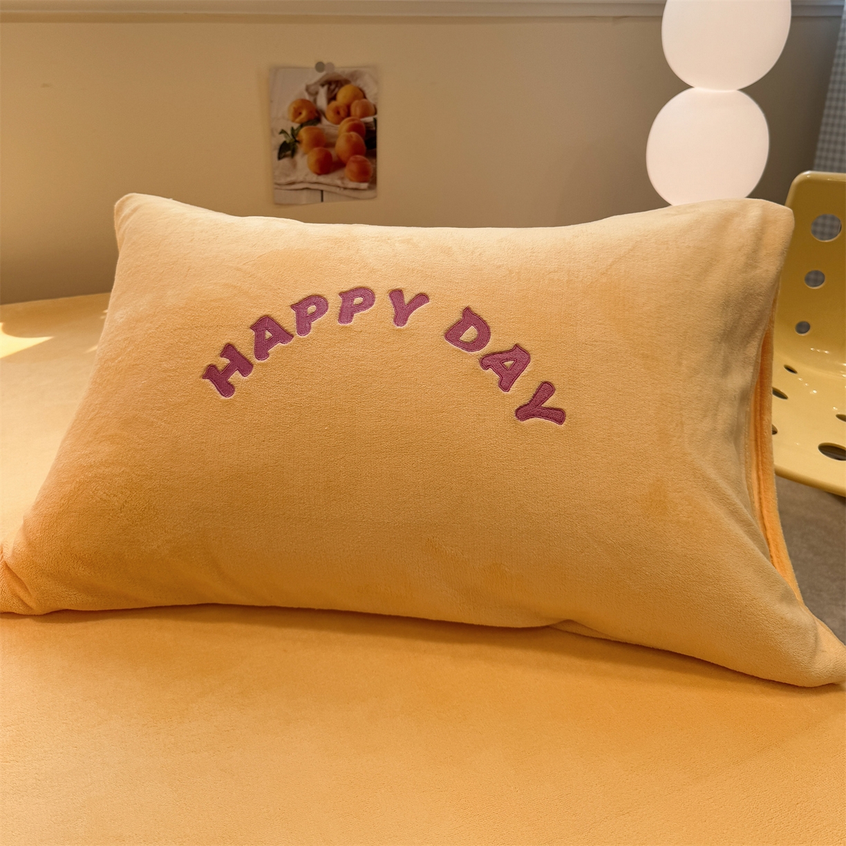 91家纺网 家纺一手货源 找家纺 857家居 2025新款卡通牛奶绒刺绣床笠 奶黄猫