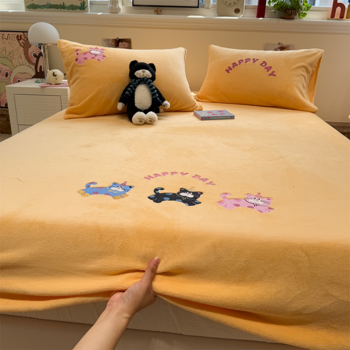 91家纺网 家纺一手货源 找家纺 857家居 2025新款卡通牛奶绒刺绣床笠 奶黄猫