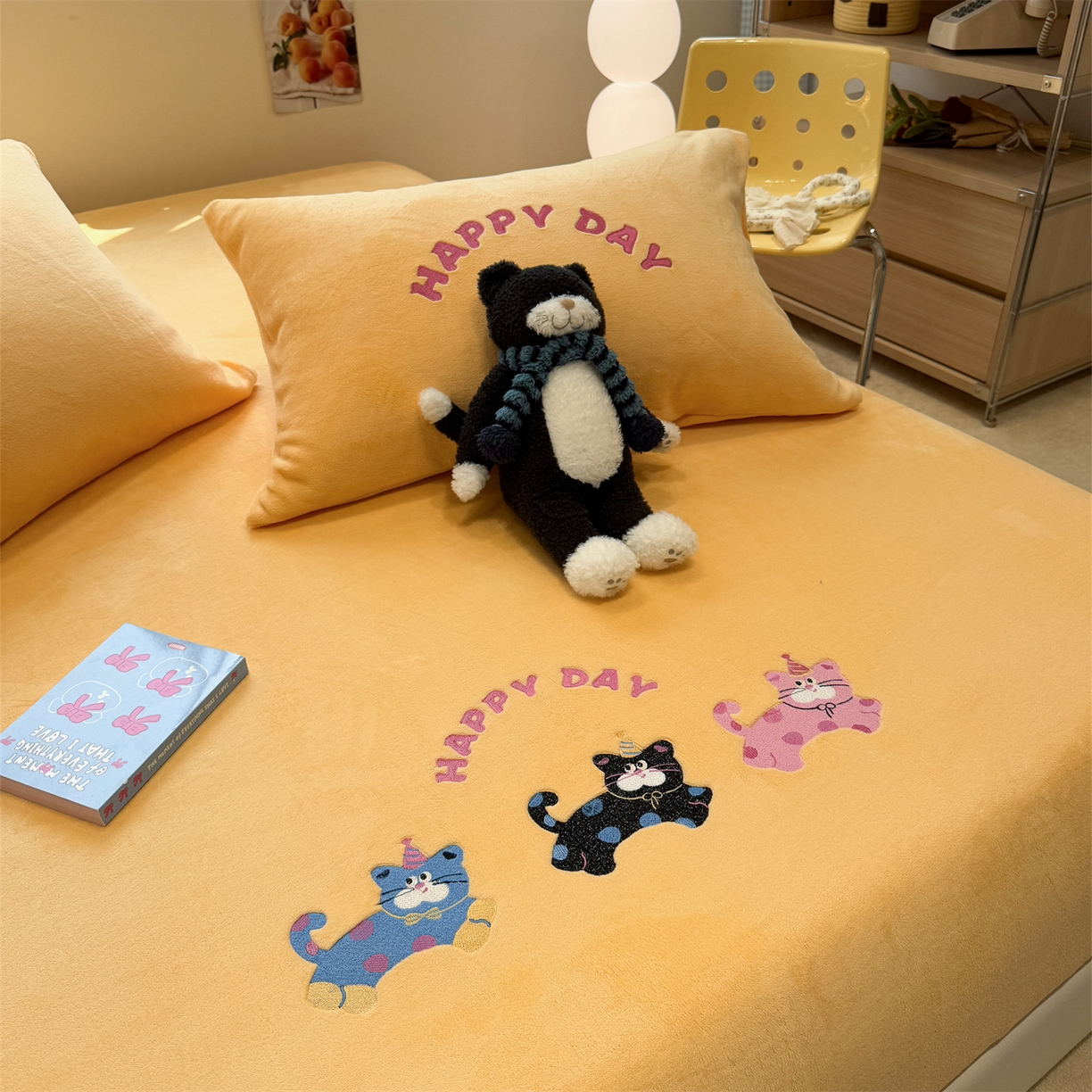 91家纺网 家纺一手货源 找家纺 857家居 2025新款卡通牛奶绒刺绣床笠 奶黄猫