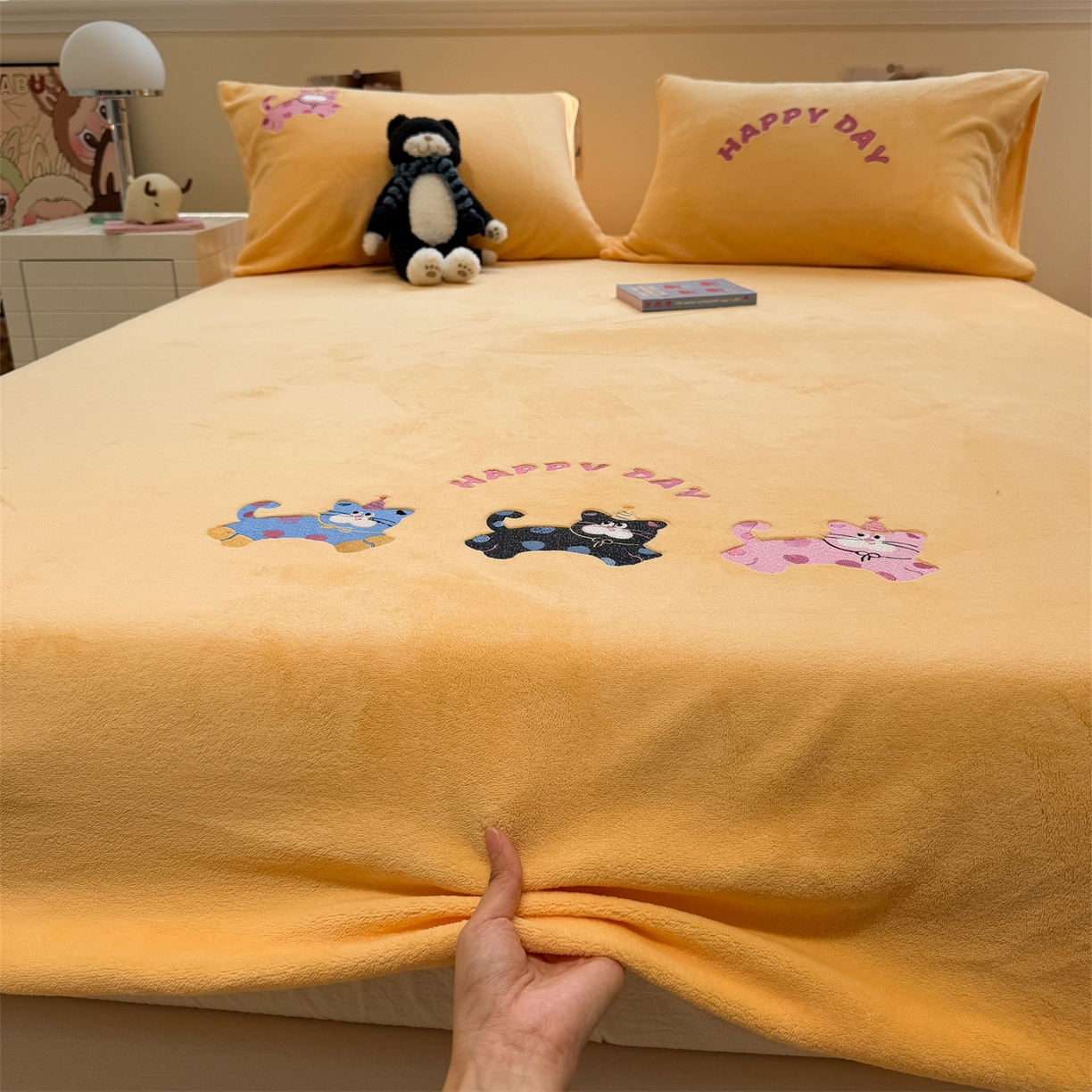 91家纺网 家纺一手货源 找家纺 857家居 2025新款卡通牛奶绒刺绣床笠 奶黄猫