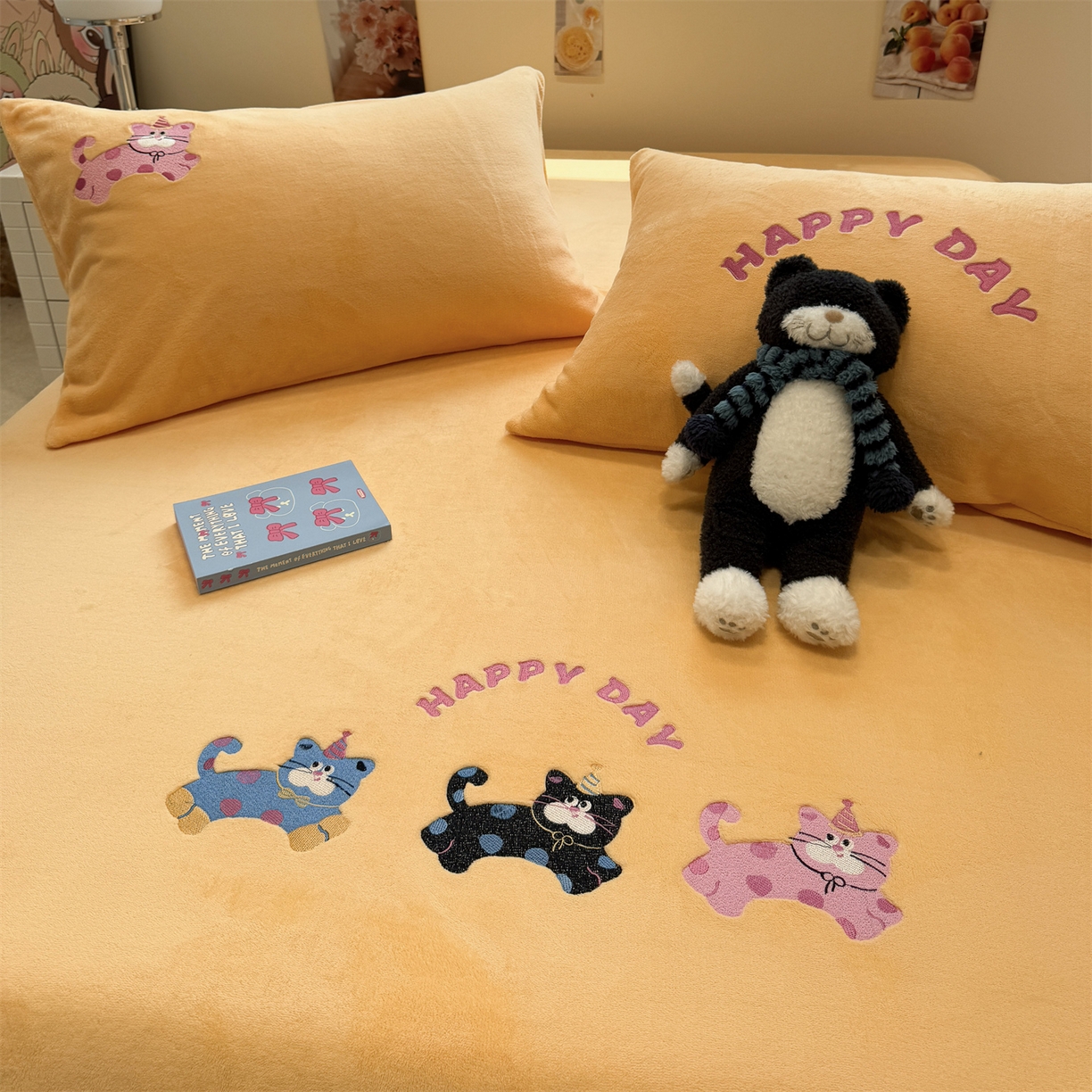 91家纺网 家纺一手货源 找家纺 857家居 2025新款卡通牛奶绒刺绣床笠 奶黄猫