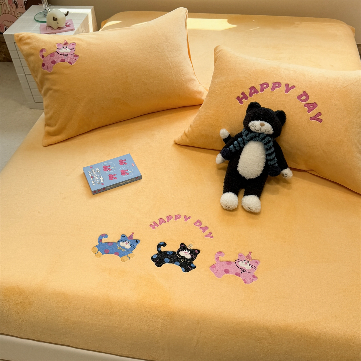 91家纺网 家纺一手货源 找家纺 857家居 2025新款卡通牛奶绒刺绣床笠 奶黄猫