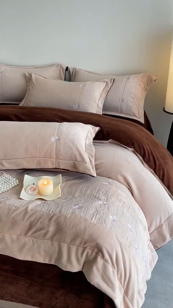 91家纺网 家纺一手货源 找家纺 新方向 2025新款全消光A类刺绣牛奶绒四件套-玫瑰情缘 玫瑰情缘-香槟咖