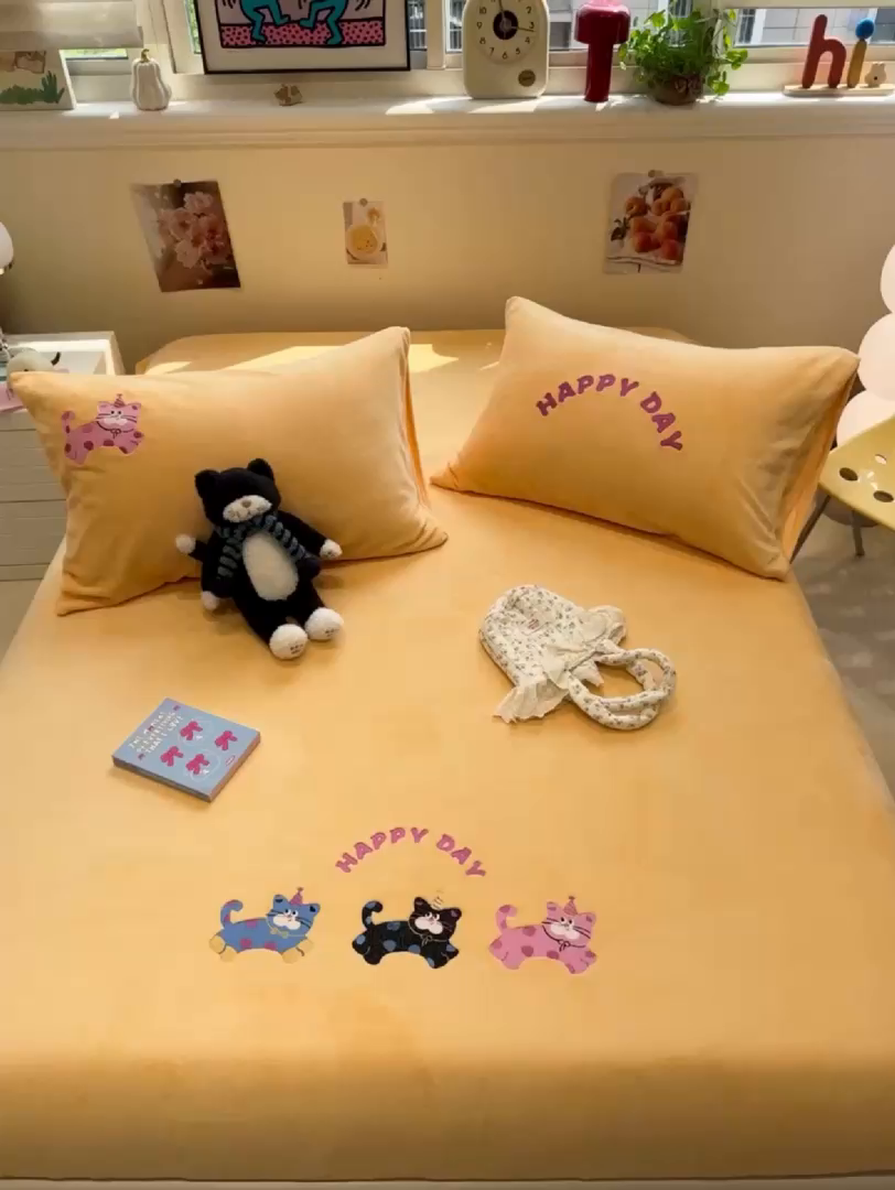 91家纺网 家纺一手货源 找家纺 857家居 2025新款卡通牛奶绒刺绣床笠 奶黄猫