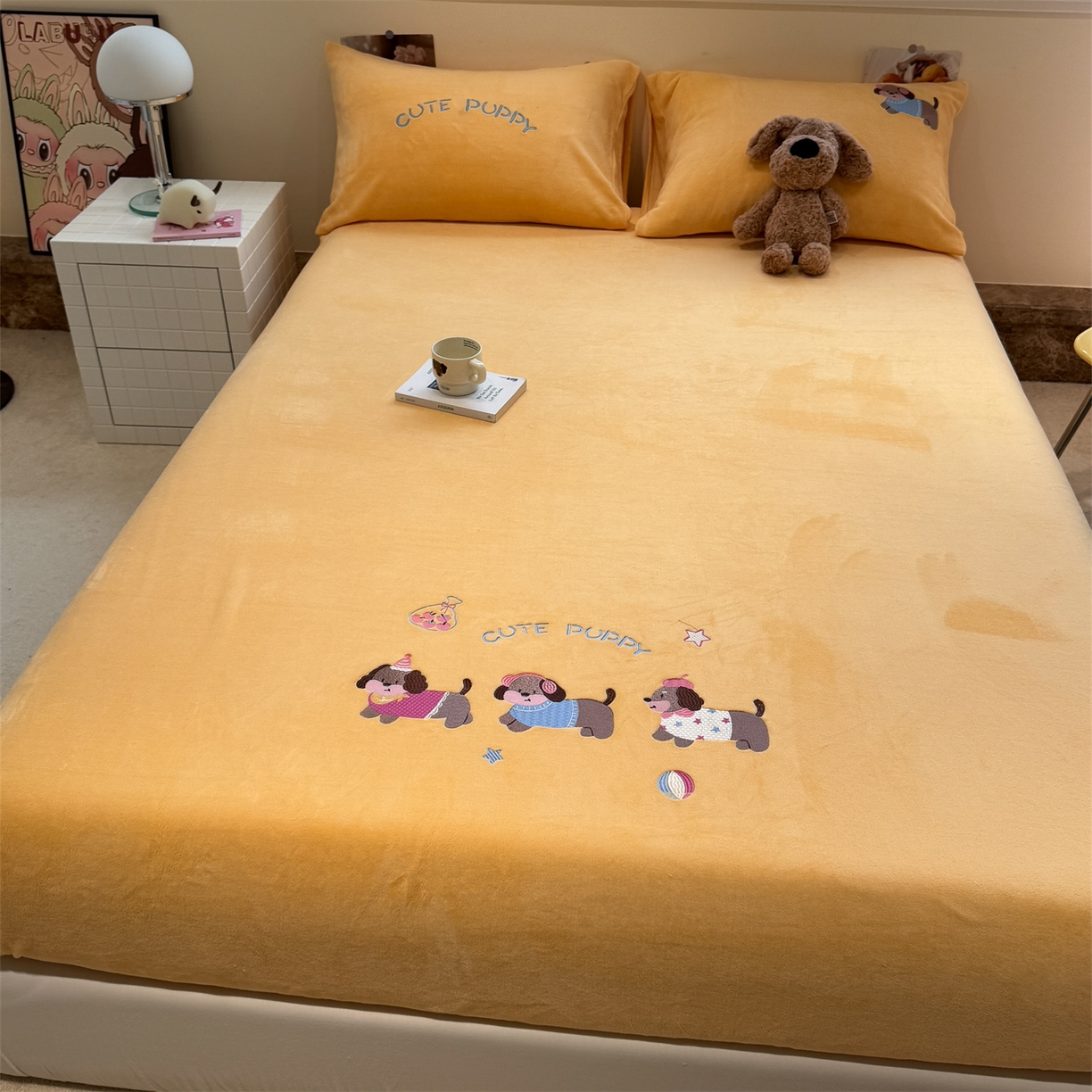 91家纺网 家纺一手货源 找家纺 857家居 2025新款卡通牛奶绒刺绣床笠 糯叽叽狗