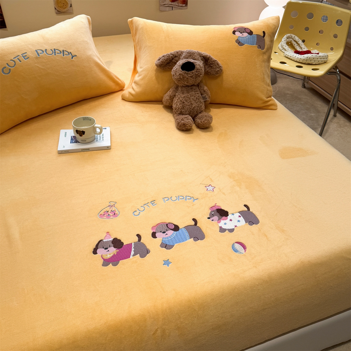 91家纺网 家纺一手货源 找家纺 857家居 2025新款卡通牛奶绒刺绣床笠 糯叽叽狗