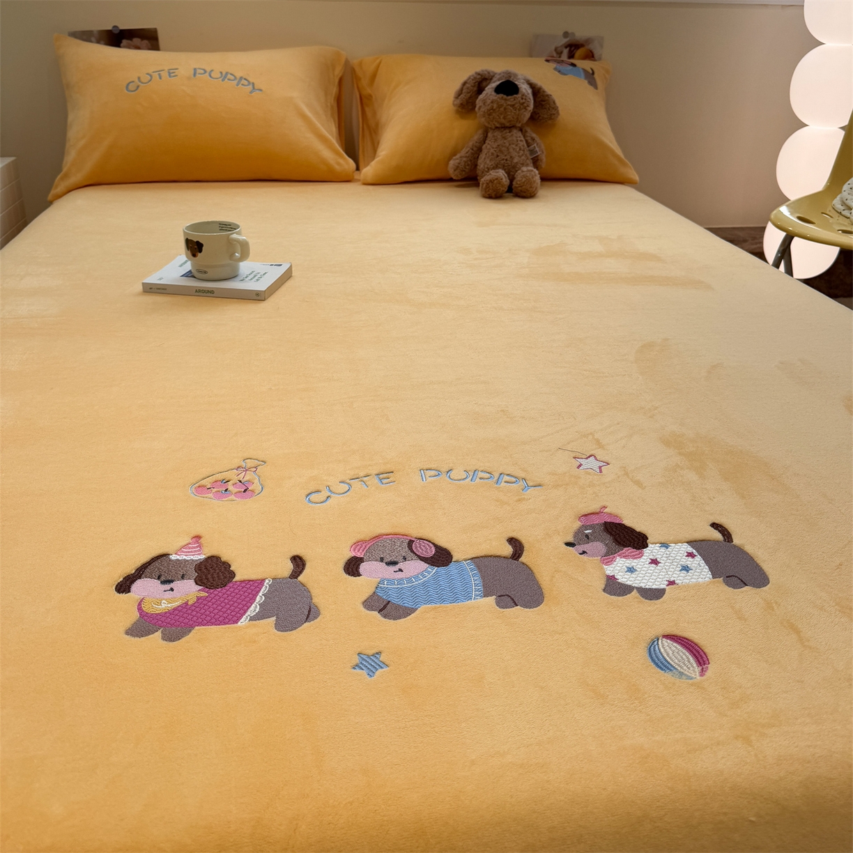 91家纺网 家纺一手货源 找家纺 857家居 2025新款卡通牛奶绒刺绣床笠 糯叽叽狗