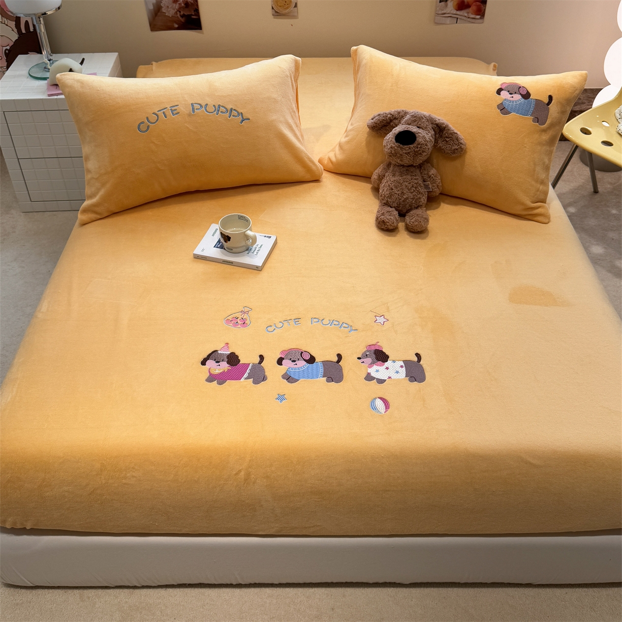 91家纺网 家纺一手货源 找家纺 857家居 2025新款卡通牛奶绒刺绣床笠 糯叽叽狗