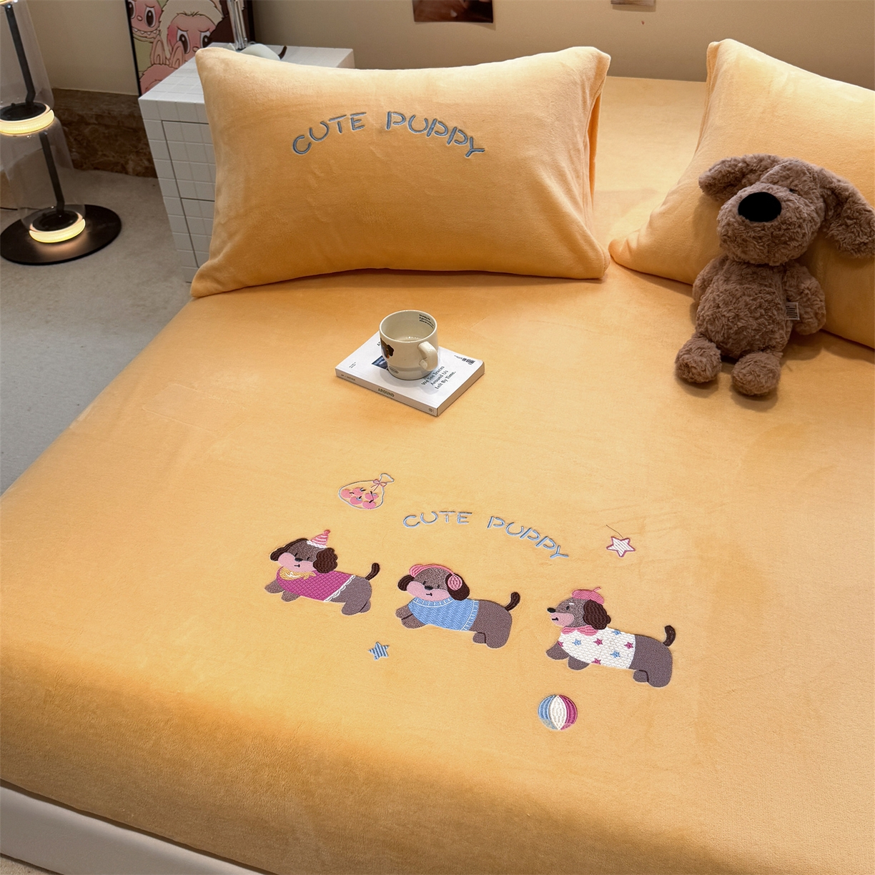 91家纺网 家纺一手货源 找家纺 857家居 2025新款卡通牛奶绒刺绣床笠 糯叽叽狗