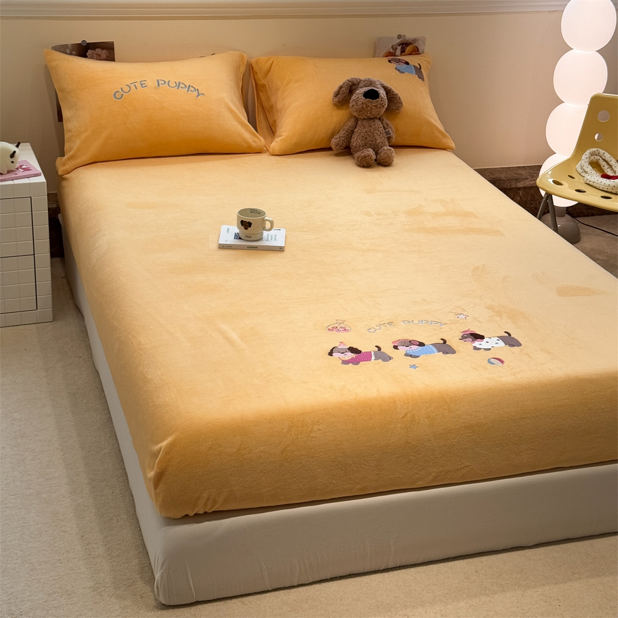 91家纺网 家纺一手货源 找家纺 857家居 2025新款卡通牛奶绒刺绣床笠 糯叽叽狗