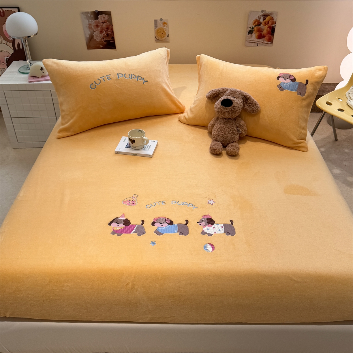 91家纺网 家纺一手货源 找家纺 857家居 2025新款卡通牛奶绒刺绣床笠 糯叽叽狗